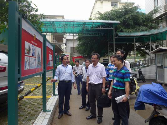 3、图为市一医院院领导陪同曹阳文组长参观廉政文化长廊“廉在我心中”板块.JPG