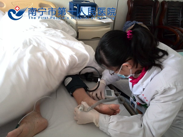 对患者检查中.jpg