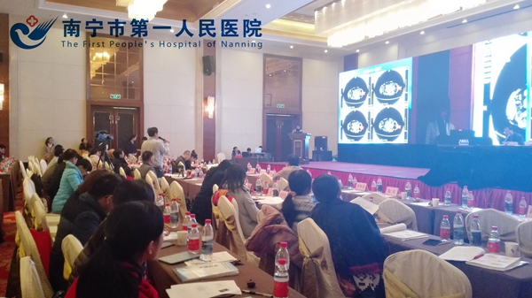图为我院消化内科谢榕医师现场汇报病例.jpg
