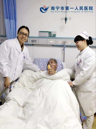 图为医护人员为老人送圣诞礼物.jpg