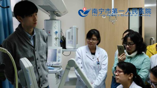 图为季罡老师现场讲解呼吸机。(摄影:吕玉萍).jpg