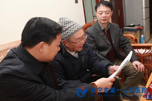 黎君君书记给王老送十八届五中全会精神学习材料.jpg