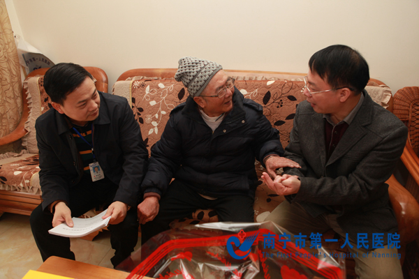 黎君君书记和谢焱副院长亲自登门为离休干部王玉舟贺寿.jpg