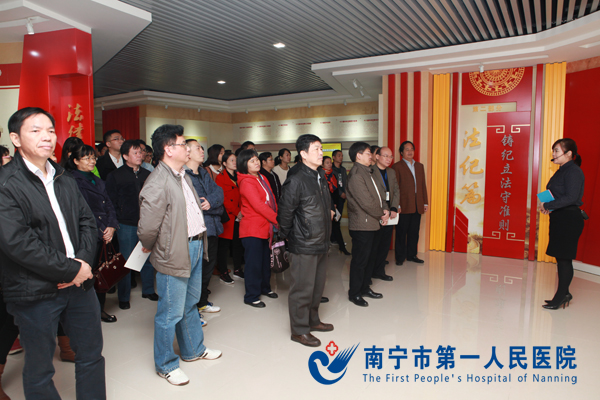 1.图为医院领导现场聆听引导员讲解.JPG