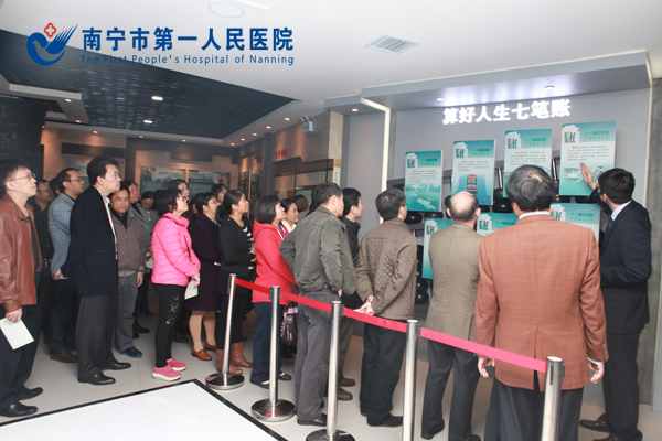 2.图为医院领导干部现场参观.JPG