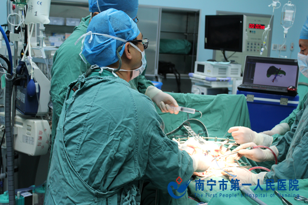 黄海主任在三维可视化系统精准指导下为患者手术.JPG