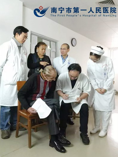 图1.为外籍老人填写体检报告.jpg