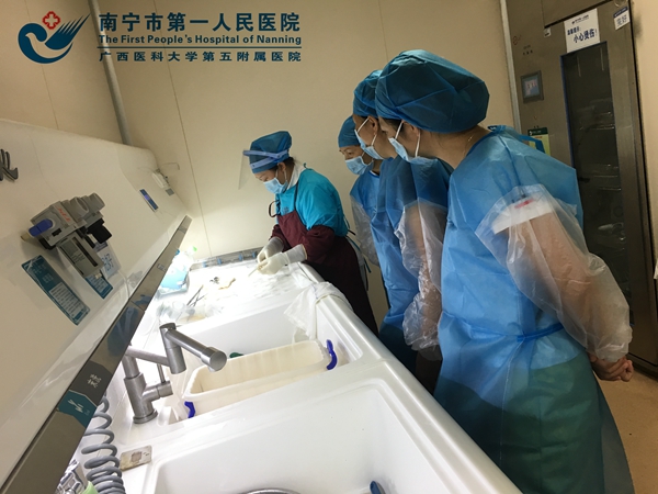 1569571293264038491.jpg 9月26日,南宁市广济高峰医院感染管理科主任与消毒供应室护士长在我院消毒供应中心参观腔镜清洗操作.jpg
