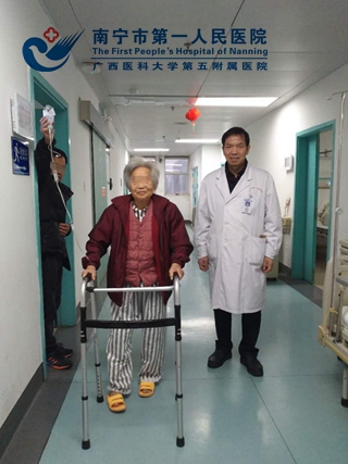 王奶奶在黄图为王奶奶在宗贵副院长的亲临指导下坚定的走出病房.jpg