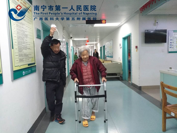 图为王奶奶在认真的练习走路.jpg