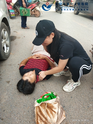 1569743587051083795.jpg 2019年9月16日我院大塘养老中心韦丽纯医生在大塘镇街边救治及评估病人病情.jpg