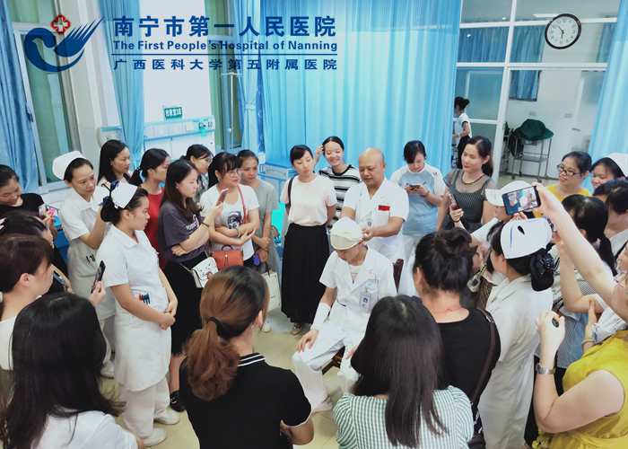 图3:急诊科主任进行外伤包扎技术的培训.jpg
