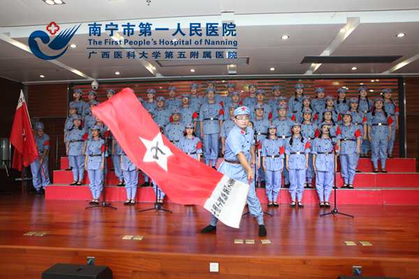 图1:合唱旗手挥动号旗.jpg