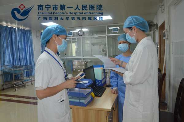 图1:文珊科长带队检查埌东医院新生儿室感控工作.jpg