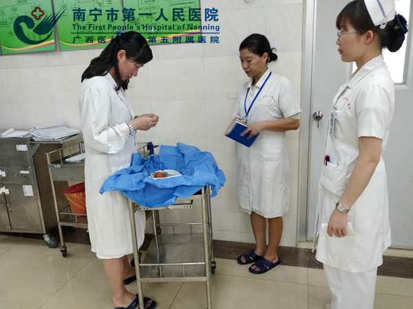 图2:检查产房内的医疗器械.jpg