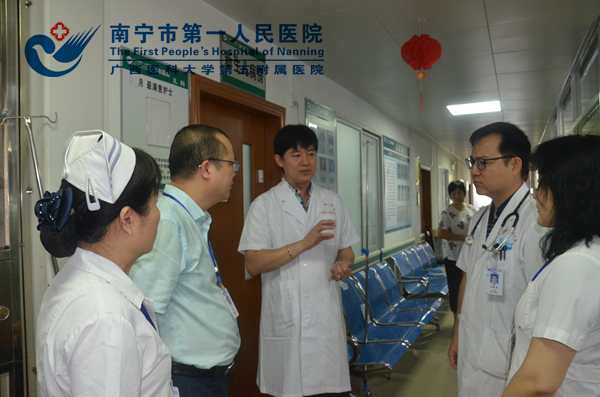 图3:院长助理兼医务部部长谢逢春现场指导工作.jpg