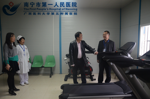 图1:叶宁副院长到分院督查健身器材的置办情况.JPG