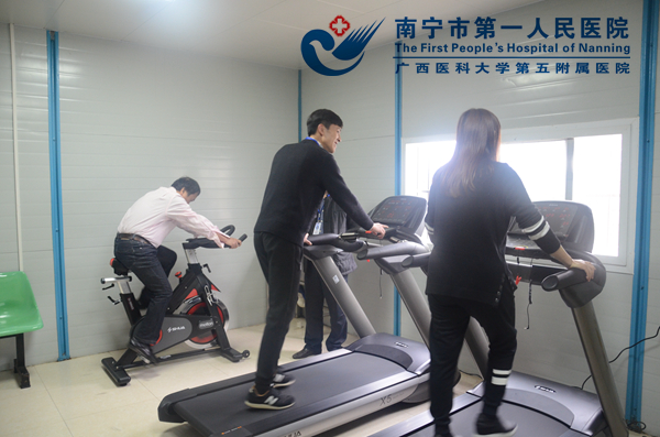 图2:叶宁副院长带领分院职工体验健身器材.JPG