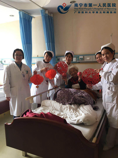 图1:科室成员为患者送祝福.jpg