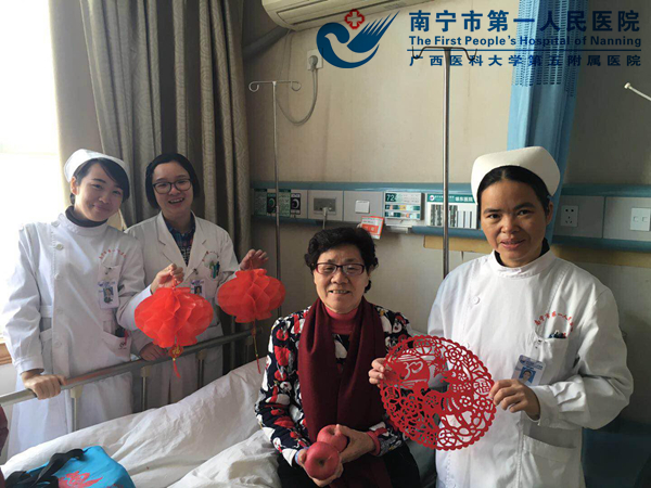图2:科室成员为患者送祝福.jpg