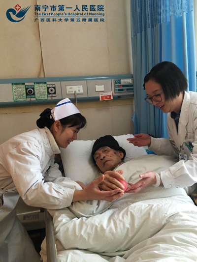图3:科室成员为患者送祝福.jpg