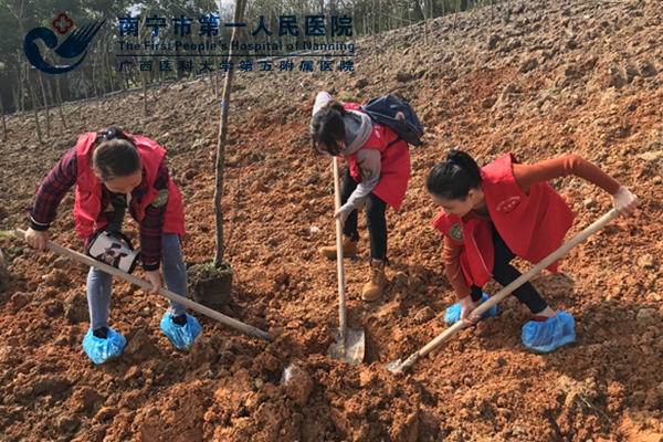 图1:成员们挥锹铲土.jpg