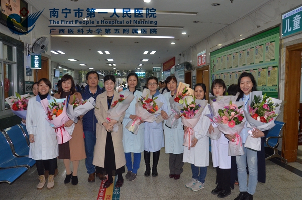 图1:总院工会领导到分院送节日鲜花.jpg