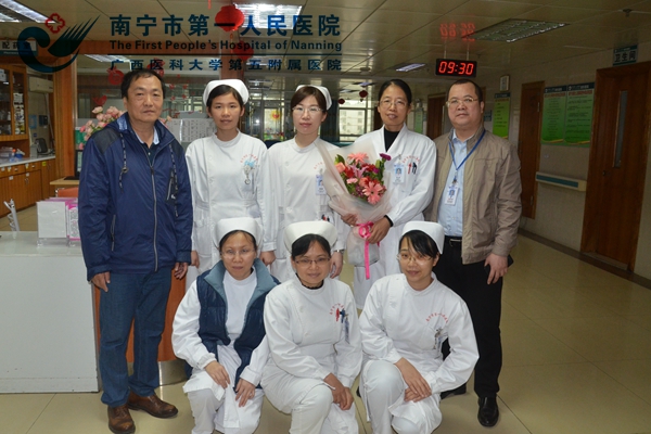 图2:三八节给科室送鲜花.jpg