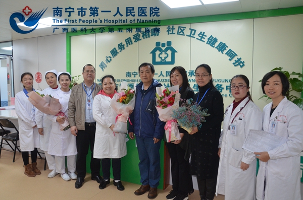 图3:院领导到南湖社区卫生服务中心送节日祝福.jpg