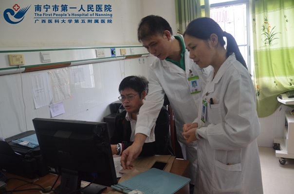 图1:现场查看了解卫生院病历书写、质控管理情况.jpg