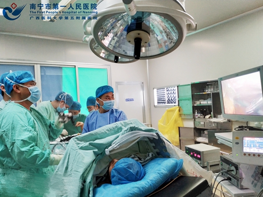 图1:腹腔胆囊切除手术操作现场.jpg
