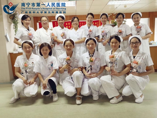 图1:科室成员手握鲜花合照.jpg