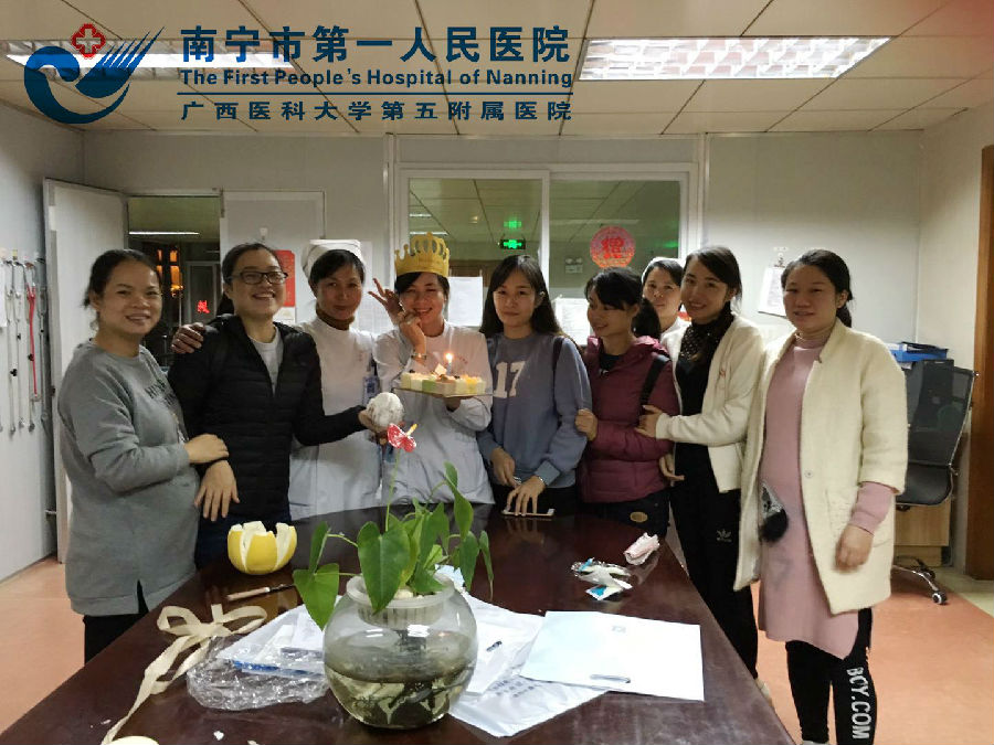 科室成员一起庆祝生日.jpg