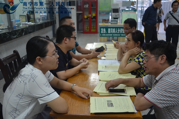 图2:南宁市社保局工作人员在院现场解疑.jpg
