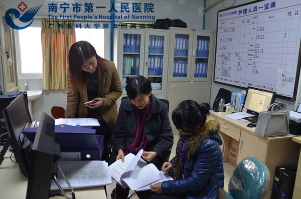 图2:两院护理部负责人交流讨论.JPG
