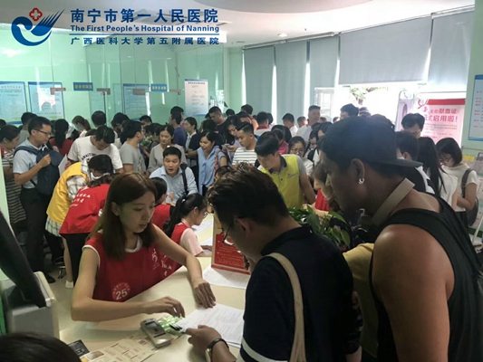 图1:埌东医院体检科成员充当志愿者.jpg