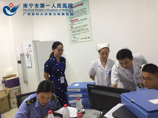 图1:青秀区食品药品监督管理局对南湖社区卫生服务中心开展疫苗质量安全和特殊管理药品专项检查.jpg
