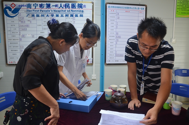 图2:翻阅资料.jpg