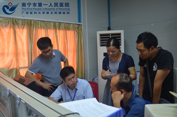 图3:双方交流医疗管理经验.jpg