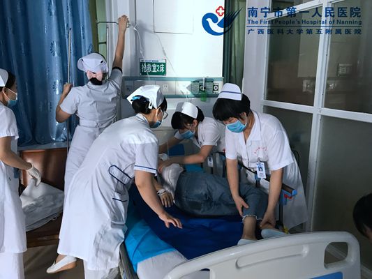 图为: 我院急诊科护士们安置患者的现场.jpg