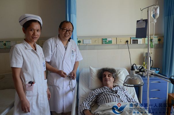 图1:外科副主任、护士长与外国友人合照.jpg