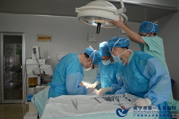 图2:手术现场.jpg