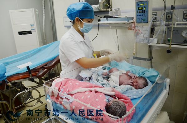 埌东分院妇产科喜降首例龙凤胎.jpg