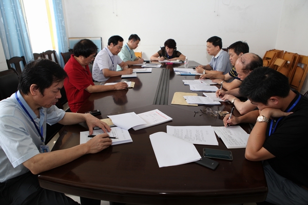 市一医院召开“四风”问题典型案例专题分析会.JPG