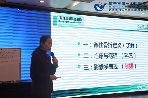 1.一等奖选手马盈在现场授课.jpg