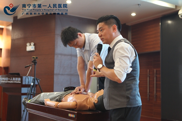 2.图为马来西亚陈元泰老师指导学员进行操作训练.jpg