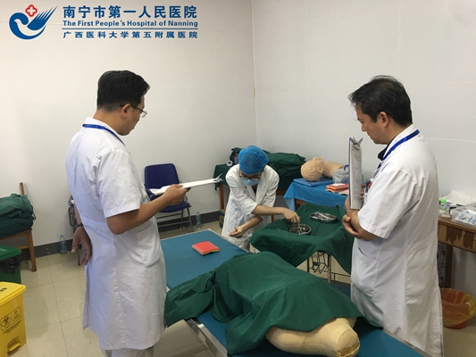 2.考生进行缝合打结考核.jpg