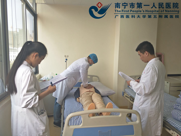 1我院医师担任考核考官.jpg