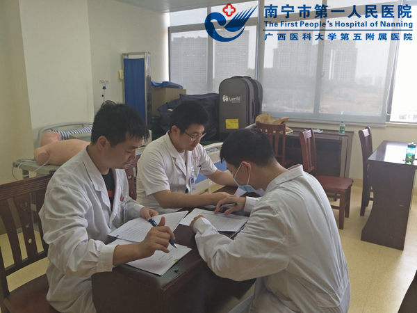 2我院医师担任考核考官.jpg