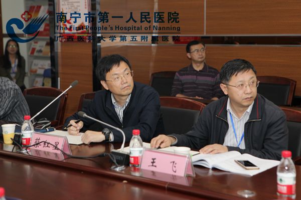 2.评审专家听取汇报.jpg